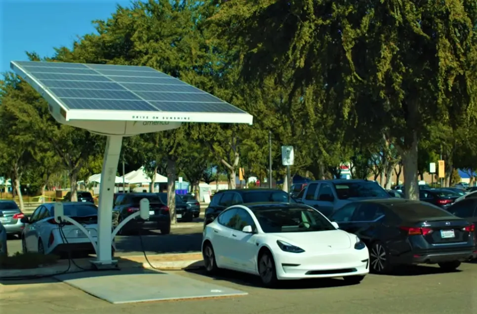 Best Time to Charge Electric Vehicles with Solar Panels