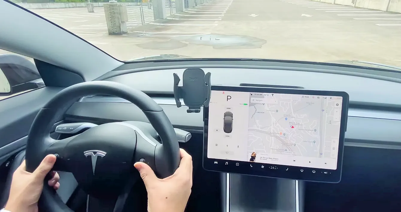 Tesla Model 3 Screen Resetting