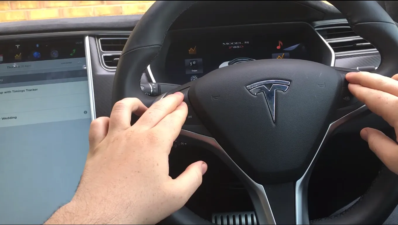 Tesla Model S Screen Resetting